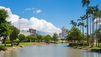 三个人工湖呈线形排列，为公园不同部份带来潺潺水声和优美水景。